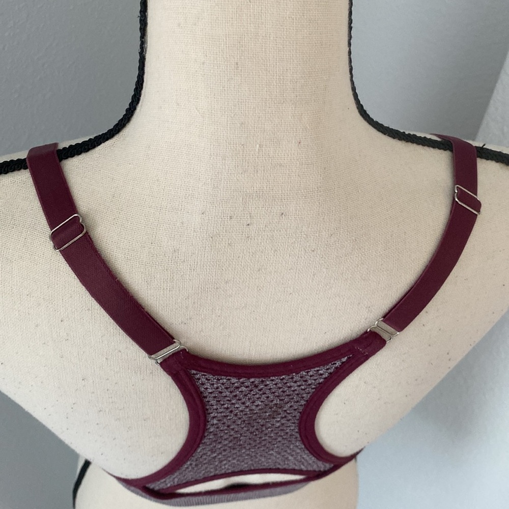 New Balance Woman’s Sports Bra - Picture 5 of 6